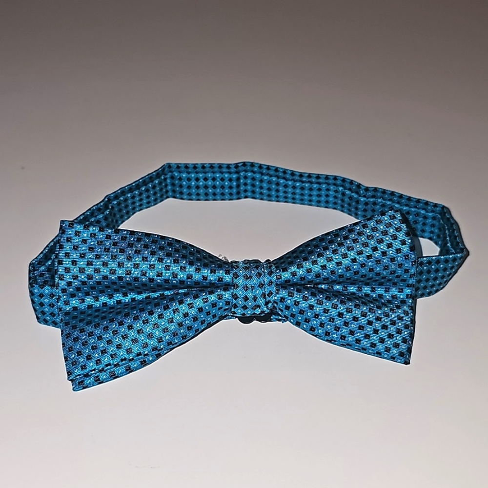 Blue bowtie with square designs